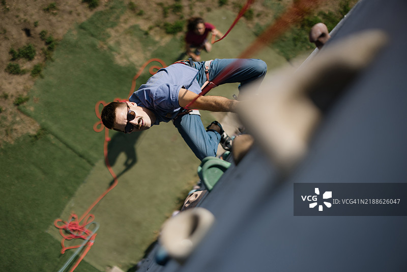 男人攀爬户外岩壁，拥抱积极的生活方式与冒险精神图片素材