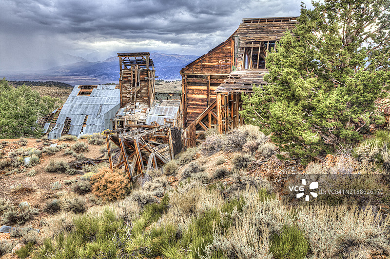 一座古老磨坊的木质废墟图片素材