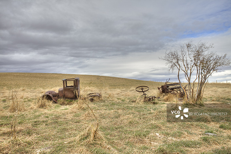一辆废弃的农民卡车停在田野里图片素材