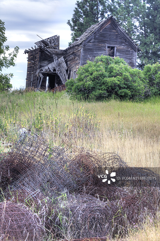 一座破败的古老农庄图片素材
