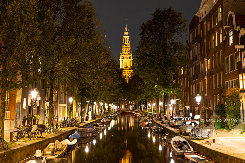 阿姆斯特丹运河的夜景，教堂塔楼灯光璀璨图片素材