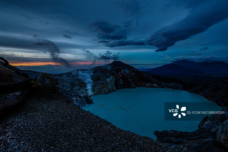 伊真火山在清晨微光中的原始美。该火山位于印度尼西亚爪哇岛的班尤旺宜县和邦多沃索县之间。它于2023年成为联合国教科文组织全球地质公园的一部分。图片素材