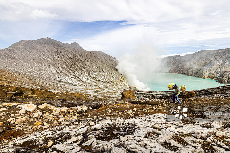 一名硫矿工在印度尼西亚爪哇岛的伊真火山上搬运原硫。图片素材