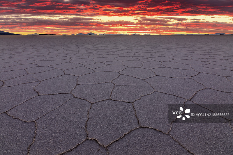 玻利维亚阿伊提普拉诺的乌尤尼盐沼日落与盐层图案图片素材