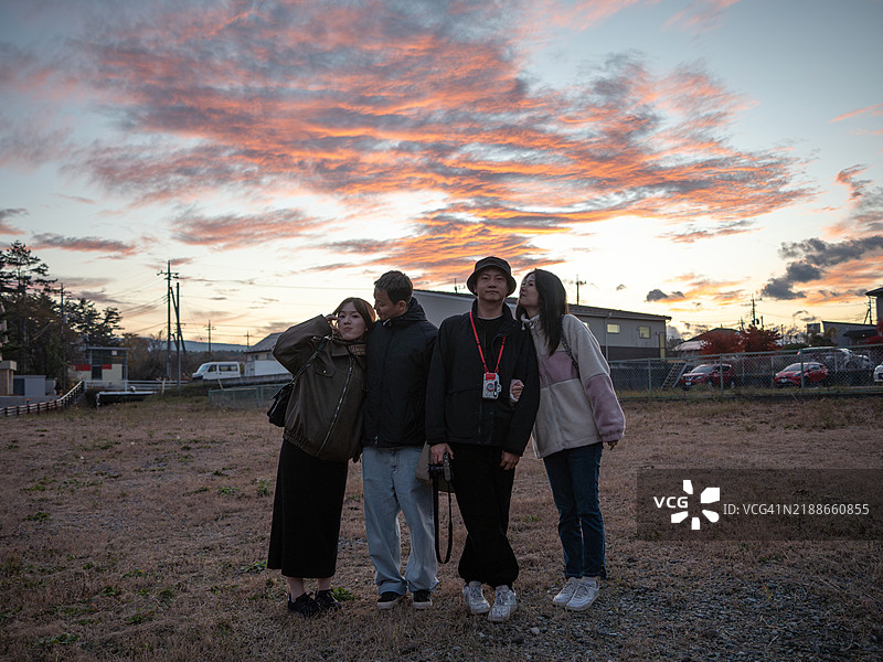 一群朋友在日落时拍照图片素材