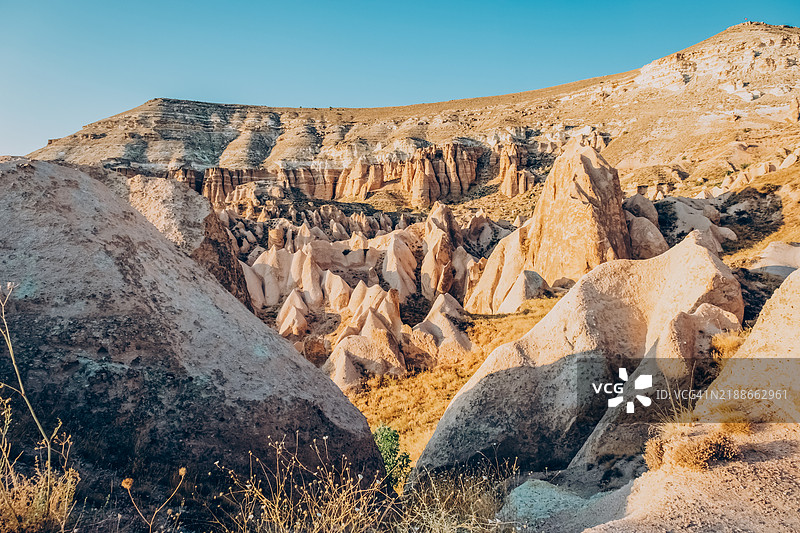 令人惊叹的卡帕多奇亚风景，独特的岩石形成与蓝天。美丽的山谷。卡帕多奇亚典型地质形成的壮观日落景观。图片素材