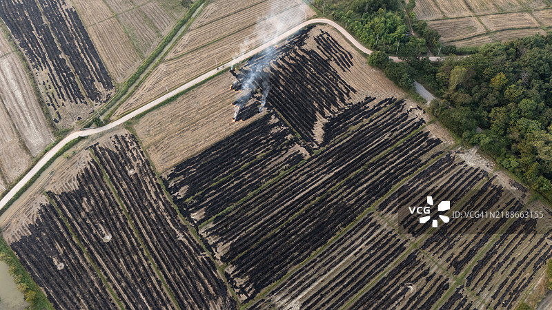 农民从空中视角焚烧稻草，因为这是处理稻米废料更便宜和更简单的选择。图片素材