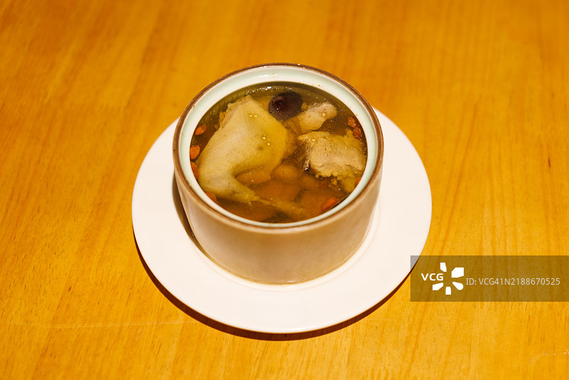 中国小吃，慢炖锅汤图片素材