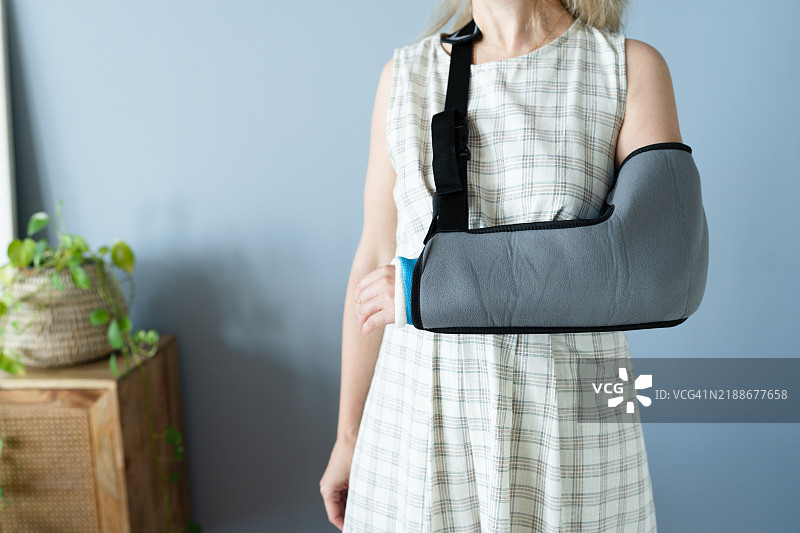 手臂打着石膏的无法辨认的女性图片素材