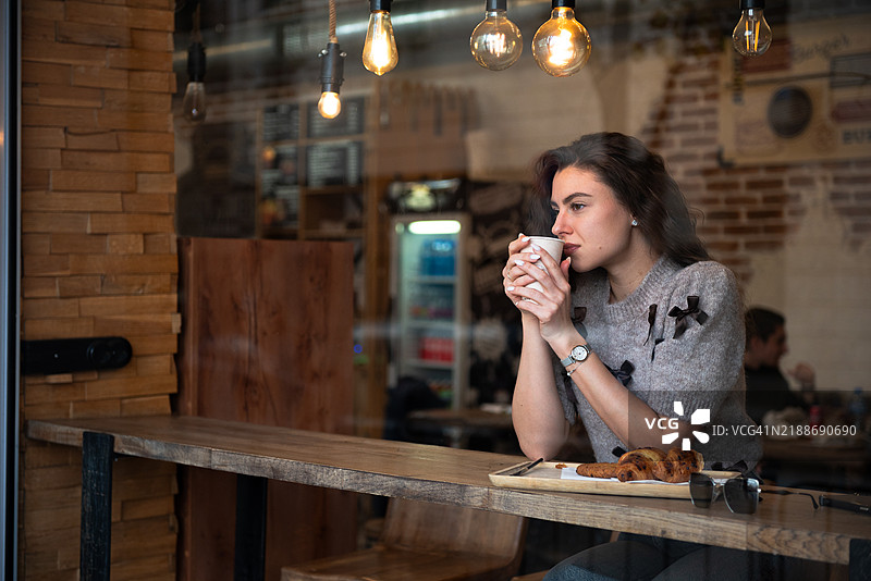年轻女性正在享用法式早餐图片素材