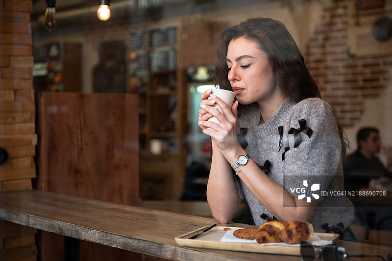 年轻女性正在享用法式早餐图片素材