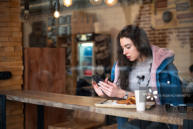 年轻女性正在享用法式早餐图片素材