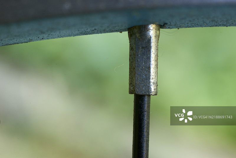 自行车轮胎上的普雷斯塔阀特写，背景为绿色图片素材