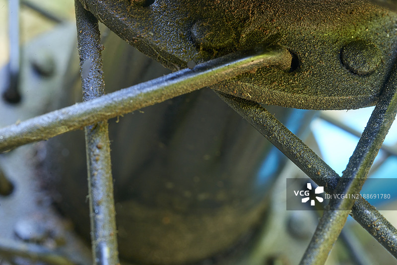 生锈的自行车轮子特写，覆盖着苔藓和污垢图片素材