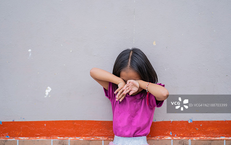 小女孩哭泣的肖像图片素材