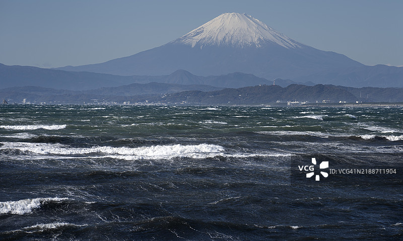 从日本江之岛俯瞰富士山的景色。图片素材