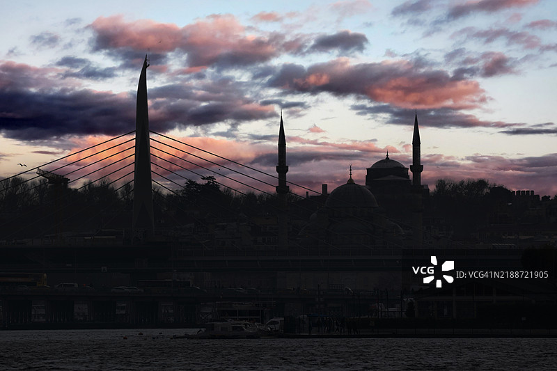 伊斯坦布尔金角湾上的地铁桥图片素材
