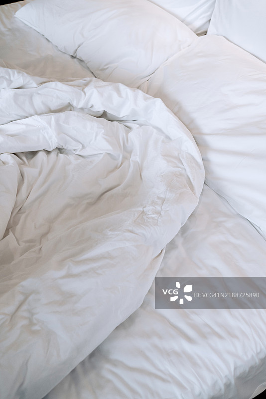 现代酒店中的舒适床铺。图片素材