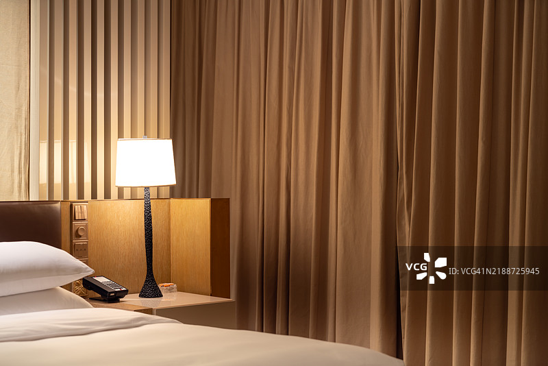现代酒店中的舒适床铺。图片素材