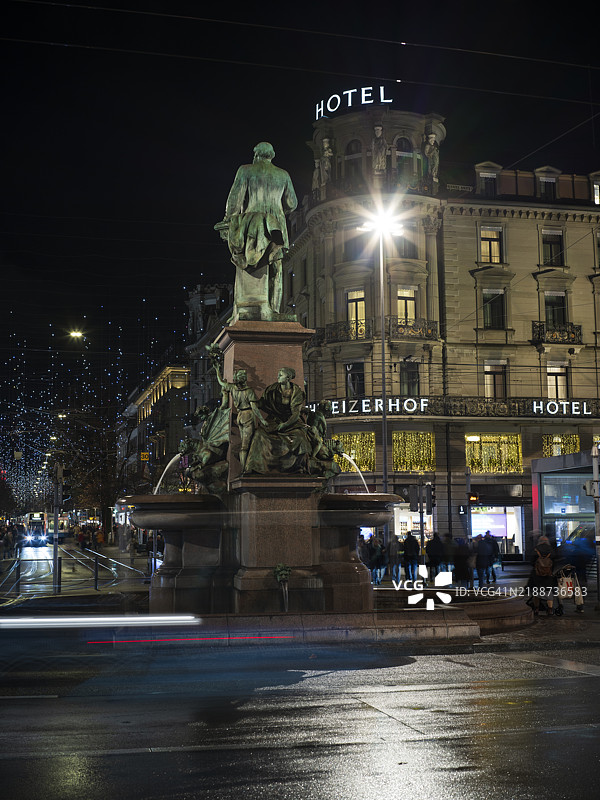 苏黎世火车站夜景及阿尔弗雷德·埃舍尔雕像背面视角图片素材