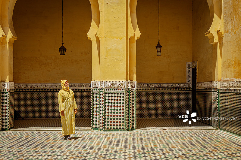在摩洛哥梅克内斯的穆莱·伊斯梅尔陵墓中行走的男子图片素材