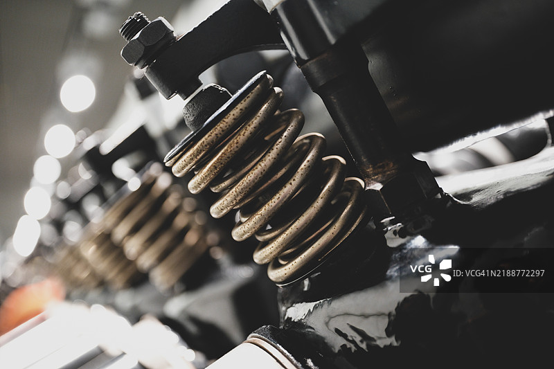 生锈的发动机阀门弹簧图片素材