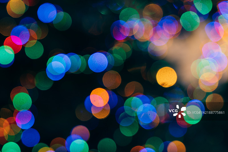 五彩斑斓的散景灯光营造出充满活力和节日气氛的环境图片素材