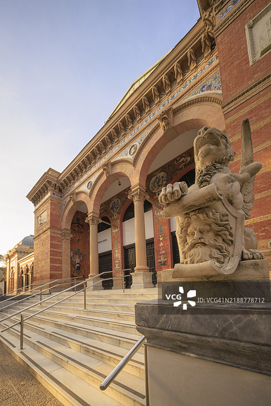 守护台阶的雕塑与建筑，位于雷蒂罗公园的贝拉斯凯斯宫图片素材