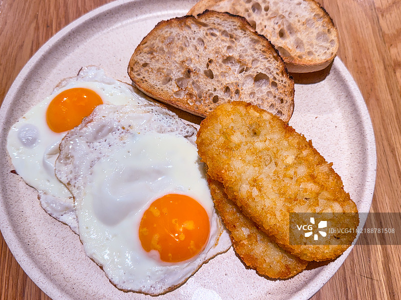 早餐：鸡蛋、土豆饼和吐司图片素材