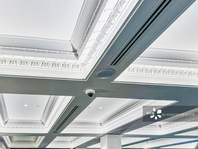 在墨尔本的兰德维酒店仰望天花板的凹槽装饰、空调通风口和监控摄像头图片素材