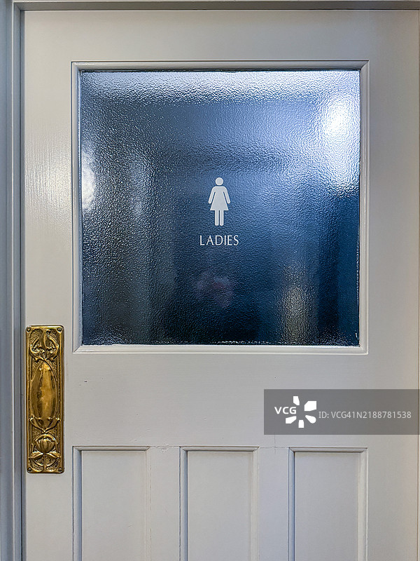 墨尔本的兰德维酒店玻璃和木质女士洗手间门，配有拉手板图片素材