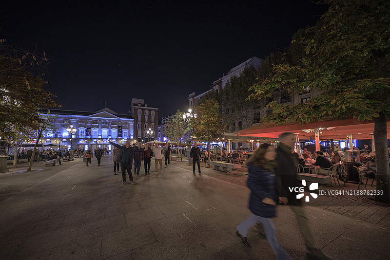 马德里夜晚充满活力的圣安娜广场图片素材