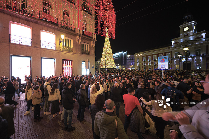 马德里太阳广场附近的节日人群图片素材