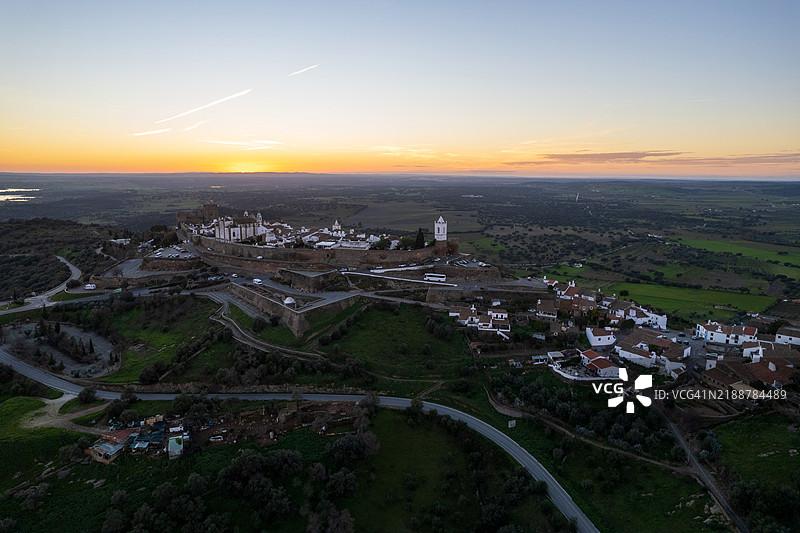 令人惊叹的空中视角，展示了葡萄牙阿连特茹地区的中世纪村庄蒙萨拉兹。美丽的日落景观，历史悠久的城堡，旅游景点和度假旅行目的地。图片素材
