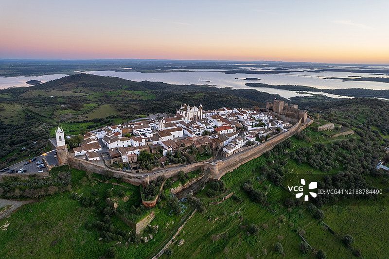 令人惊叹的空中视角，展示了葡萄牙阿连特茹地区的中世纪村庄蒙萨拉兹。美丽的日落景观，历史悠久的城堡，旅游景点和度假旅行目的地。图片素材