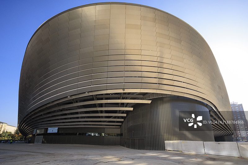 标志性的圣地亚哥·伯纳乌球场：现代设计中的足球遗产图片素材