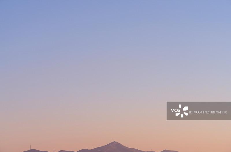 中国大连山丘上空的晴朗天空。图片素材