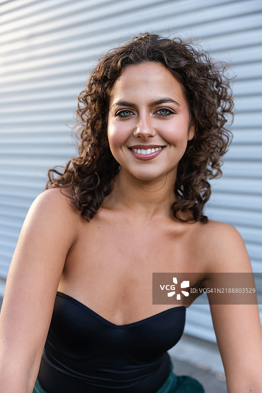 穿着黑色紧身胸衣的美丽女性图片素材