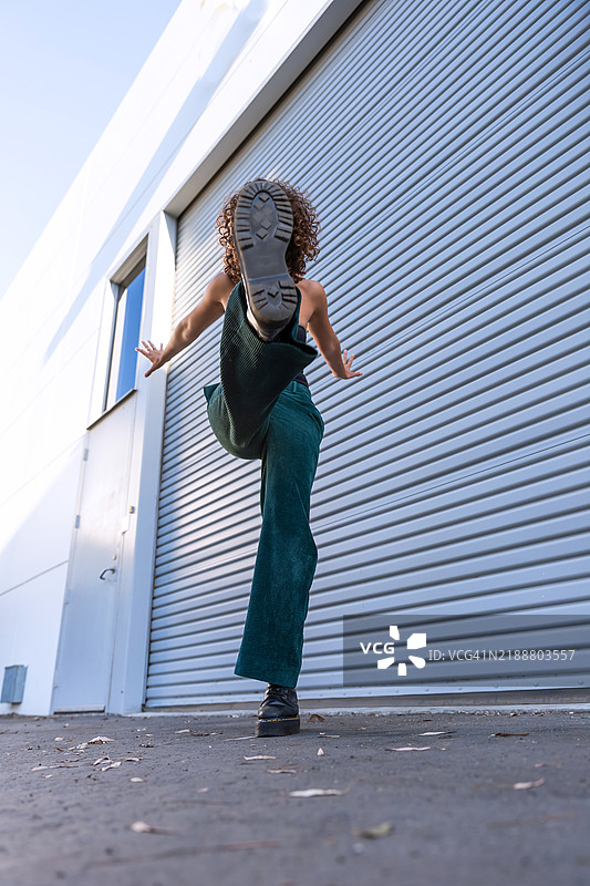 穿着黑色紧身胸衣的美丽女性图片素材