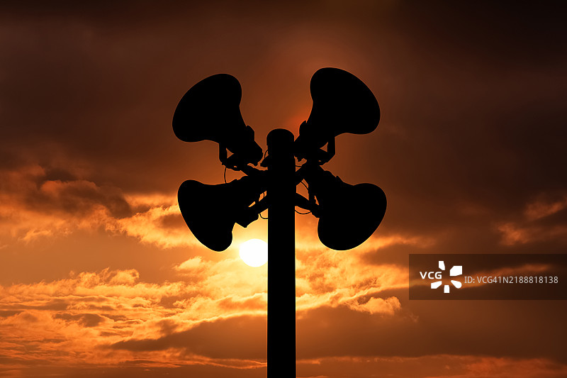 日落时的空袭警报。民防警报器图片素材