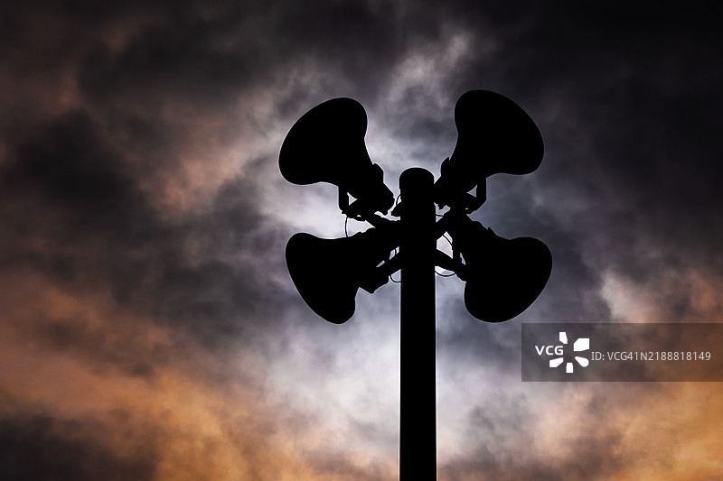 日落时的空袭警报。民防警报器图片素材