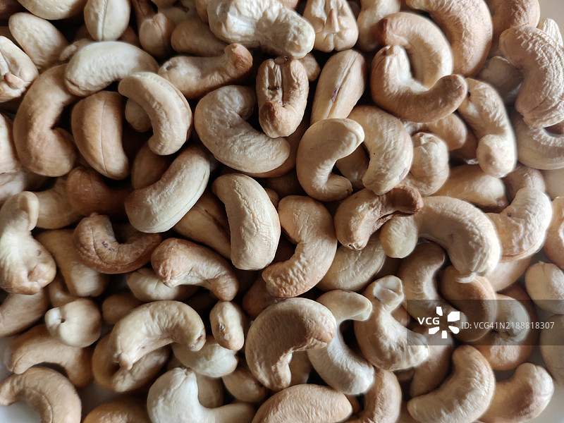 全景照片，白色陶瓷盘中的烤腰果/坚果/静物图片素材