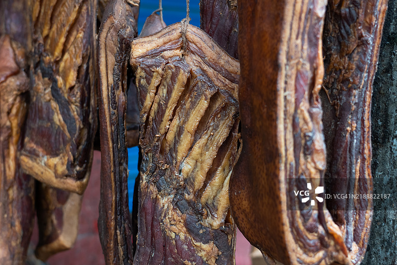 室内悬挂的培根图片素材