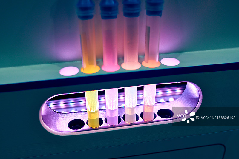 在自动化实验室分析样本图片素材