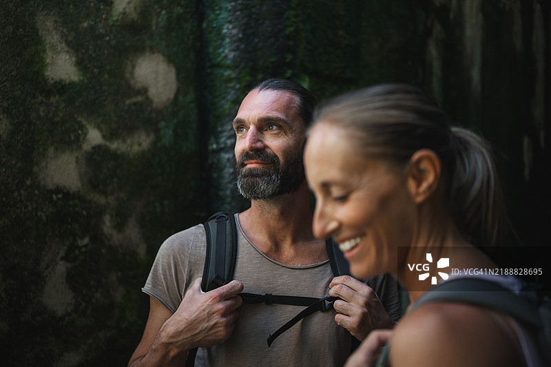 一对徒步旅行者在热带森林小径探险图片素材