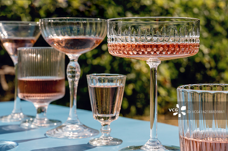 几只盛有玫瑰酒的鸡尾酒或无酒精鸡尾酒杯图片素材