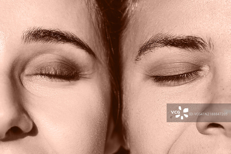 两张闭眼面孔的特写，安静地反思图片素材