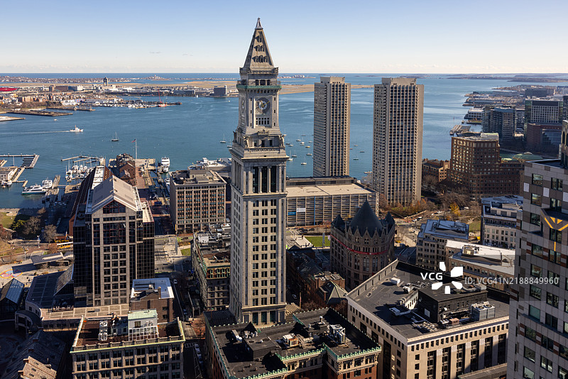 俯瞰波士顿海关大厦和波士顿洛根国际机场的景观图片素材