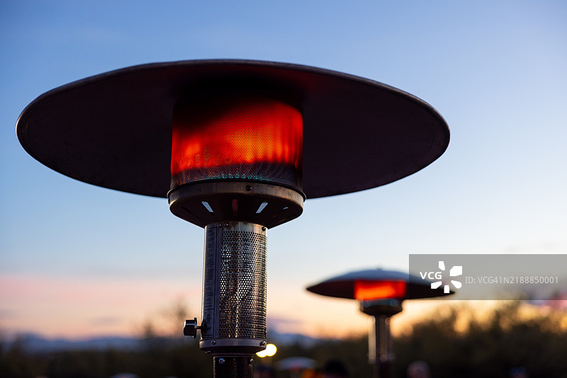 黄昏时分，外面有两个大型热灯。图片素材