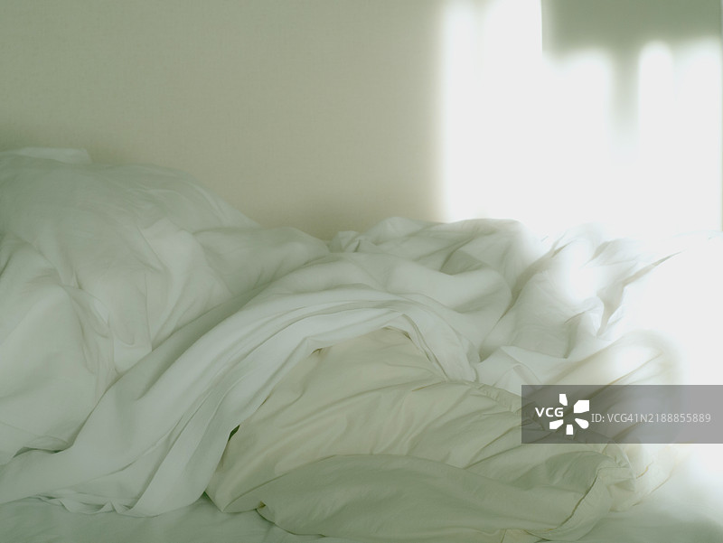 阳光洒在白色床单上图片素材